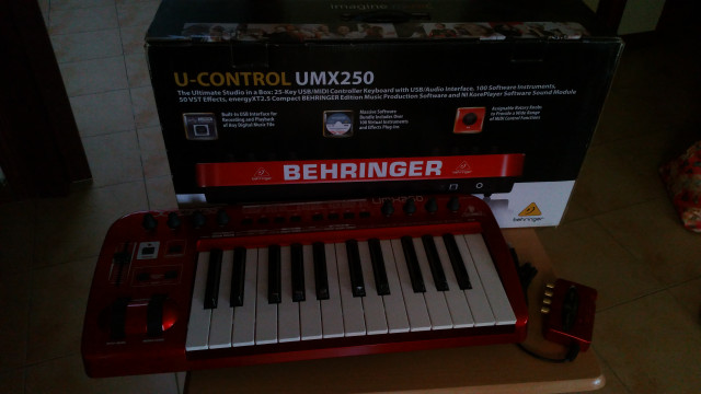 Teclado MIDI Behringer UMX250
