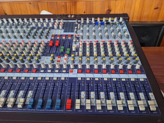 Mesa de Mezcla MIDAS VENICE 320 + FLIGHT CASE
