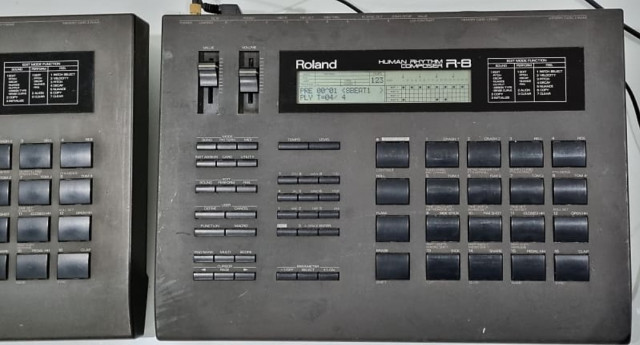 Roland R-8 y 2 tarjetas ROM: SN-R8-08 Dry, SN-R8-09 Power Drums USA