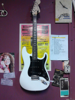 Squier Deluxe Hot Rails Strat Olympic White