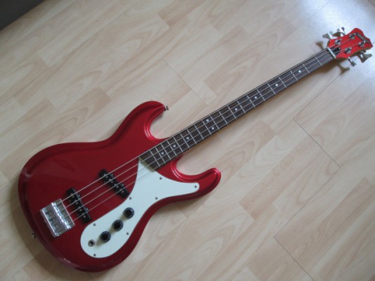 Aria Diamond bass (tipo Mosrite) en Candy Apple Red.