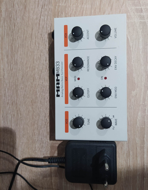 MAM MB33 replica ROLAND TB303