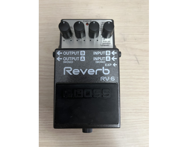 Vendo Pedal Reverb BOSS RV-6