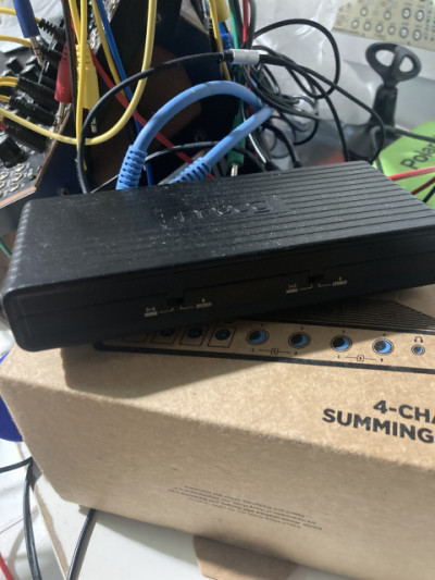 Moog 4-Channel Summing Mixer y alimentador