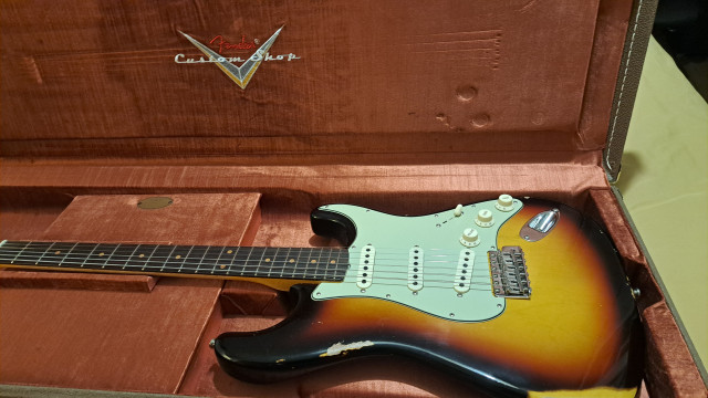 Fender custom shop late 62 sunburst relic