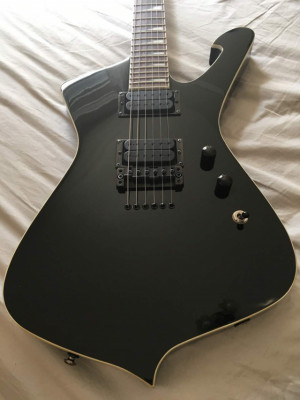 Vendo guitarra electrica Ibanez Iceman ICT700 negra