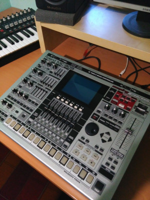 Roland MC 909