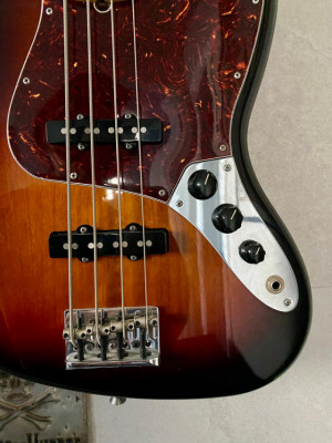 Bajo Fender Jazz Bass americano Sunburst 2015 impecable.