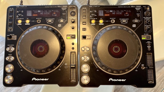 2 Pioneer CDJ-1000