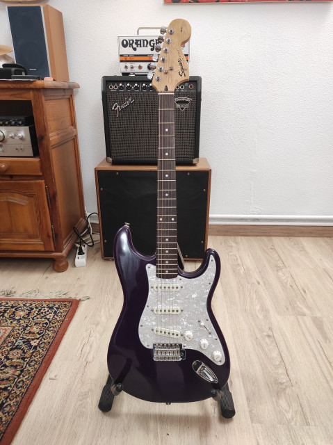 Squier Affinity Strat con duncan designed pickups