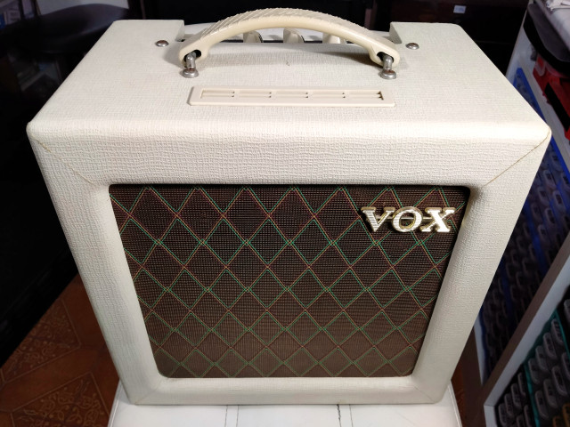 Amplificador valvular VOX AC4TV (10", 4W/1W/0,25W) ideal para casa.