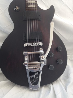 RESERVADA: Gibson Les Paul LPJ 2013 con Bigsby | Vibramate