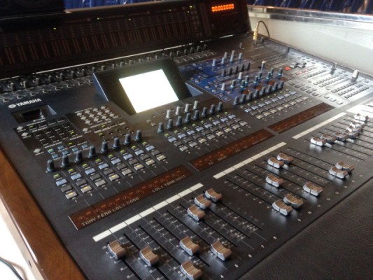 Mesa de mezclas digital Yamaha DM 2000