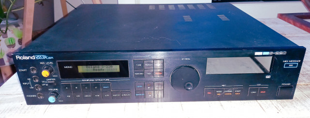 Roland S-220 Sampler