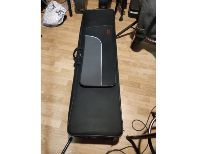 Maleta semirigida para piano, con ruedas