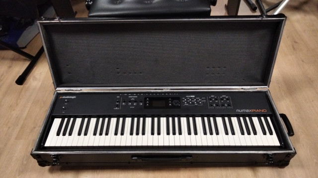 NUMA X-PIANO 73 con maleta ruedas