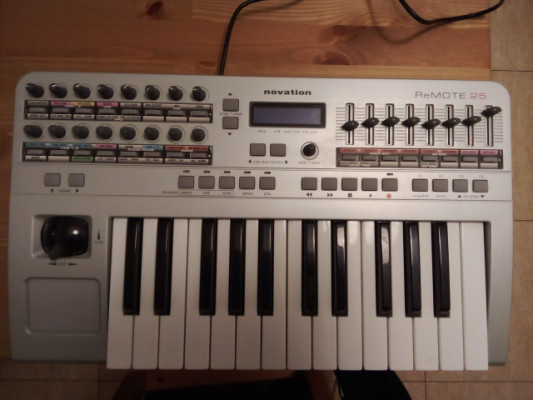 Controlador MIDI Novation ReMOTE 25