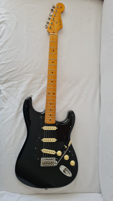 Fender Stratocaster Classic 50 modificada como "Black Strat"