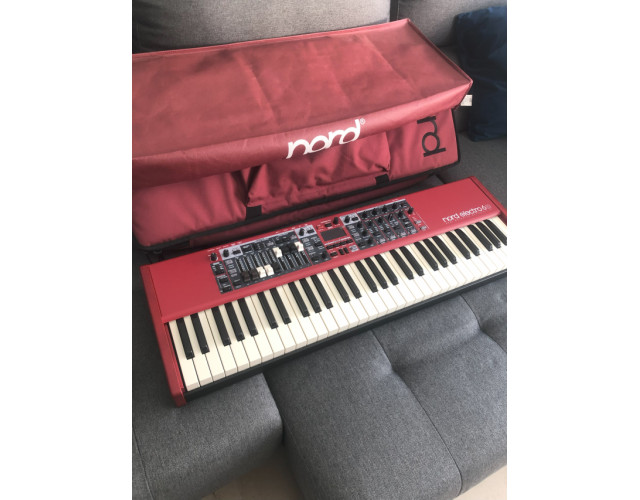 Nord Electro 6D 61 impecable, con capa y funda Nord