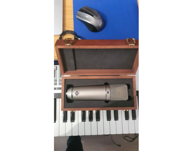 Micrófono Neumann U87 Ai con soporte