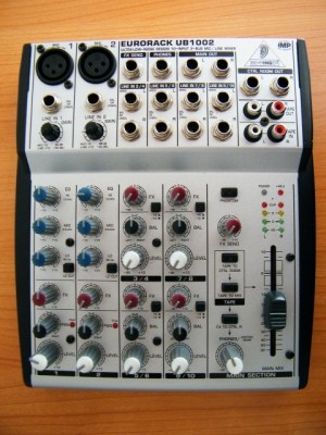 Mesa de mezclas Behringer EURORACK UB1002