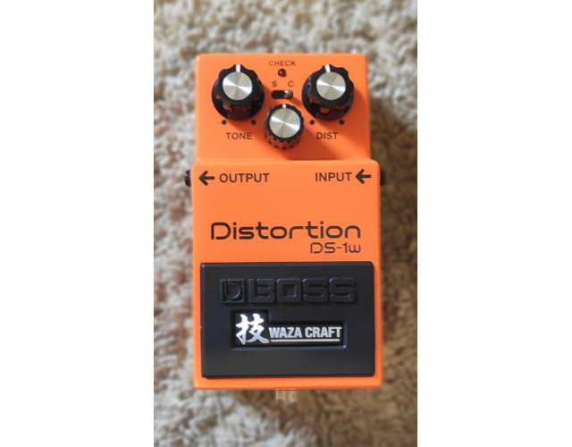 Pedal de guitarra Boss DS1W