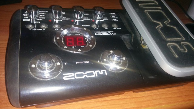 Zoom G2.1u multiefectos con pedal de expresión