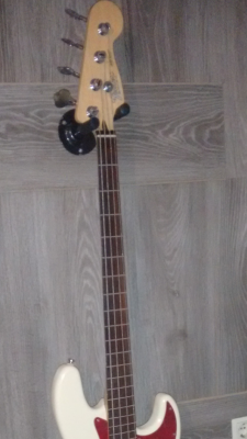 Jazz Bass fretless MIM 340€