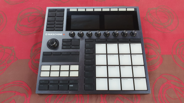 NI Maschine Plus + Decksaver IMPOLUTA