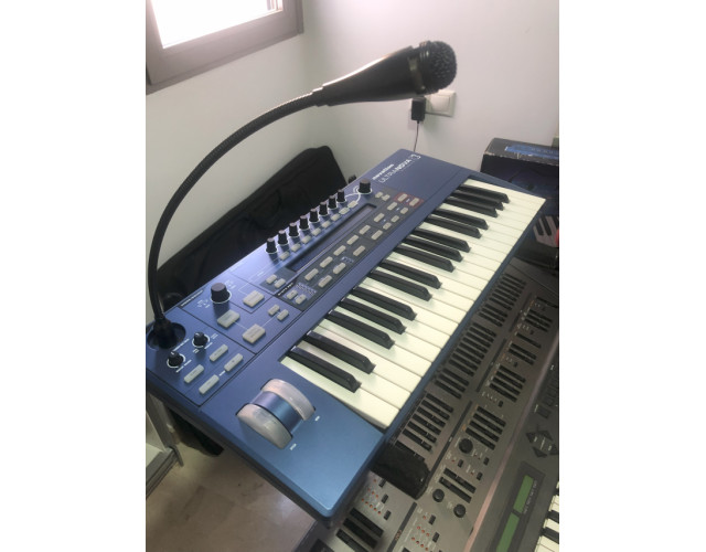 Novation Ultranova muy nuevo con caja y pack de sonidos de VANGELIS