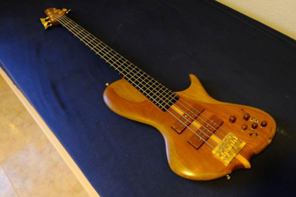 Bajo luthier Alfonso Iturra SCS-5