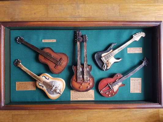 Guitarras miniaturas en vitrina