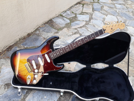 Fender Deluxe series Stratocaster 2011 sunburst