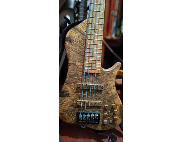 Bajo eléctrico hecho a mano de 5 cuerdas del luthier Jose Merlos. Incluye correa original Merlos.