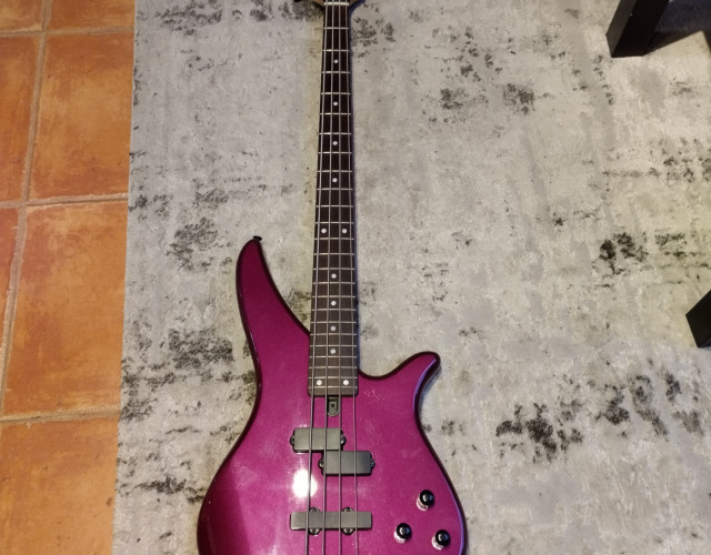 Bajo Yamaha RBX 370A circuito Activo