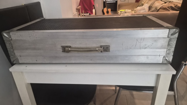 Flight Case con Pedalera y Alimentador de 5 Pedales