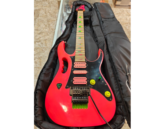 Ibanez Steve Vai 777 del 1989 japonesa