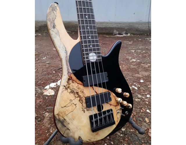 Bajo eléctrico de 5 cuerdas hecho a mano por el luthier John Zeline de Zeline Basses.