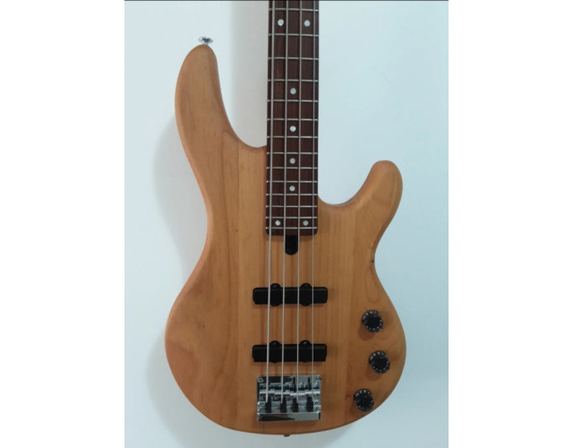 Bajo eléctrico Yamaha BB 411