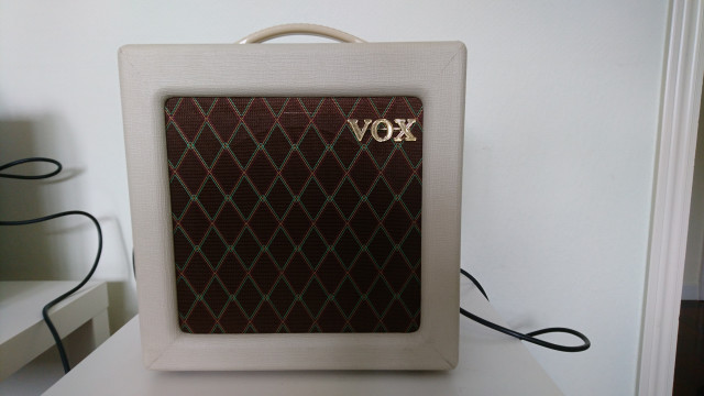 Vox AC4TV combo por la versión cabezal+pantalla