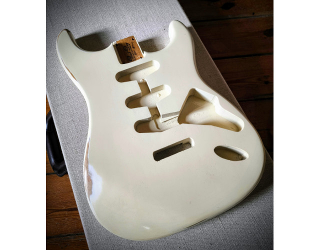 Cuerpo Stratocaster Aged White. Nitro. 1,8kg. Light Relic.