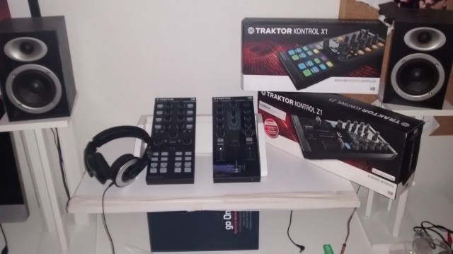 Equipo DJ Traktor X1 MK2 y Z1 + Altavoces Autoamplificados Esi Near 04
