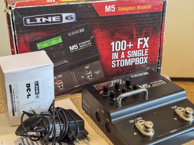 Line 6 M5 con cargador original y manuales (1 de 2)