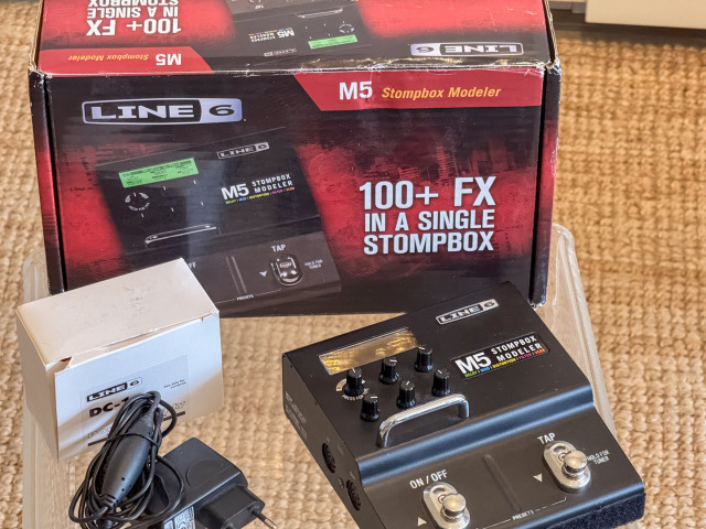 Line 6 M5 con cargador original y manuales (2 de 2)