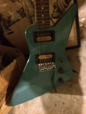 Mach 1 (Hondo años 80) copia de Gibson Explorer