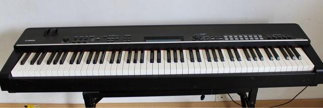 Yamaha CP4 stage piano. Teclas de madera. En perfecto estado!