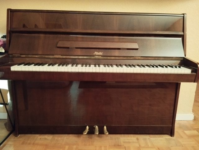Piano Rosler, 113, nogal