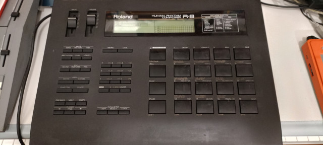 Roland R8 + tarjeta (CAMBIO)