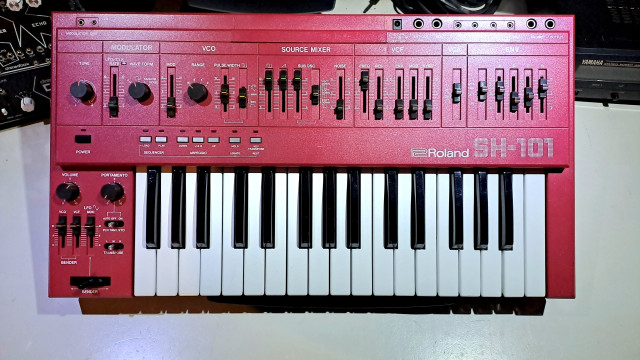 Roland SH101 Red Edition