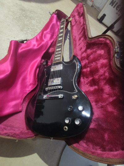 O Vendo Gibson SG standard año 1998 .